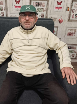 Mikl�s, 72 �ves t�rskeres� f�rfi, Baja