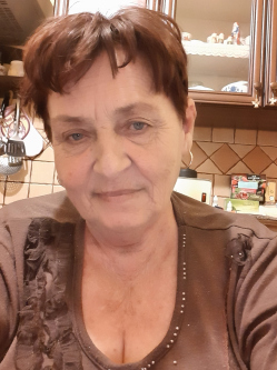 Katalin, 70 �ves t�rskeres� n�, Magl�d