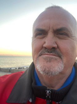 Ferenc, 62 �ves t�rskeres� f�rfi, Oroszl�ny