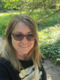 Yvette, 57 �ves t�rskeres� n�, S�rv�r