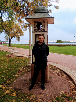 Robi, 35 �ves t�rskeres� f�rfi, Szerbia egy�b