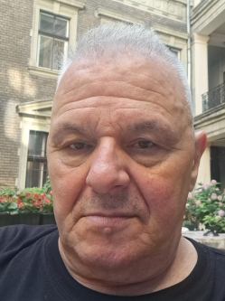Viktor, 67 �ves t�rskeres� f�rfi, Budapest
