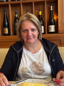 Anita, 51 �ves t�rskeres� n�, Tata