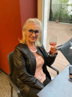 Klara, 66 �ves t�rskeres� n�, Salg�tarj�n