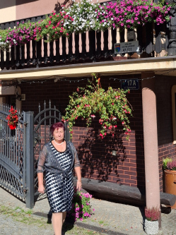 Katalin, 67 �ves t�rskeres� n�, �rk�t