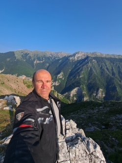 Peti, 54 �ves t�rskeres� f�rfi, Szob