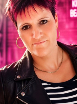 Zsuzsa, 44 �ves t�rskeres� n�, Tura