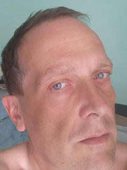 Mikl�s, 48 �ves t�rskeres� f�rfi, Esztergom