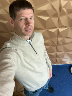 D�niel, 42 �ves t�rskeres� f�rfi, G�rdony