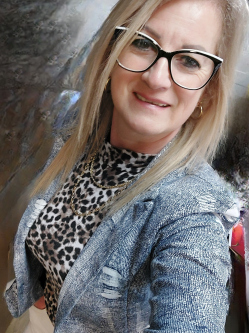 Kata, 53 �ves t�rskeres� n�, �jk�gy�s