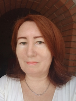 Ir�nke, 54 �ves t�rskeres� n�, Ecs�d