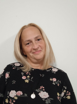 Erika, 50 �ves t�rskeres� n�, �ll�s