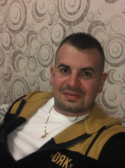 Roland, 34 �ves t�rskeres� f�rfi, T�zl�r