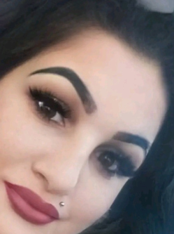 Rita, 31 �ves t�rskeres� n�, Bonyh�d