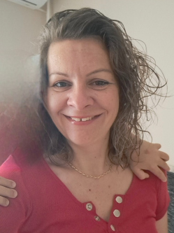 T�nde, 40 �ves t�rskeres� n�, Debrecen
