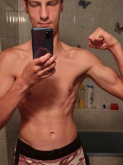 Tamas, 22 �ves t�rskeres� f�rfi, �jk�gy�s