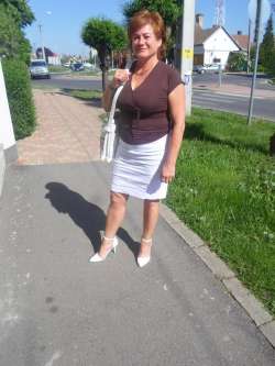 Gy�ngyi, 62 �ves t�rskeres� n�, Kisszekeres