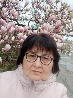 Anik�, 61 �ves t�rskeres� n�, Mak�
