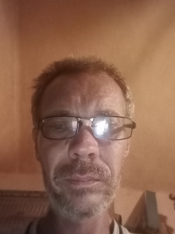 Karcsi, 43 �ves t�rskeres� f�rfi, Pr�gy
