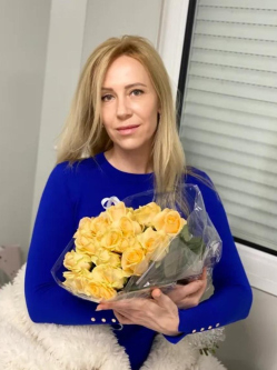 Emma, 41 �ves t�rskeres� n�, Gy�r