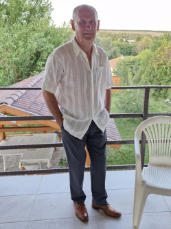 Mih�ly, 68 �ves t�rskeres� f�rfi, S�sk�t