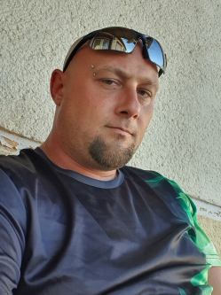 J�zsef, 34 �ves t�rskeres� f�rfi, B�tasz�k