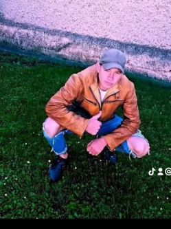 Rich�rd, 24 �ves t�rskeres� f�rfi, Mosonmagyar�v�r