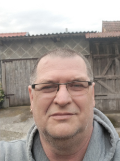 Zolt�n, 58 �ves t�rskeres� f�rfi, Belezna