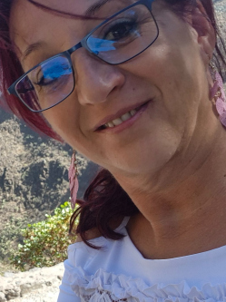 Gy�ngyi, 55 �ves t�rskeres� n�, R�ckeve
