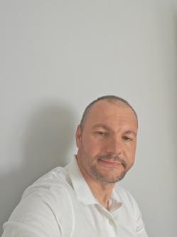 Mikl�s, 37 �ves t�rskeres� f�rfi, Gy�l