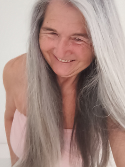 Ella, 65 �ves t�rskeres� n�, P�cs