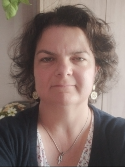 Eszter, 44 �ves t�rskeres� n�, K�ka