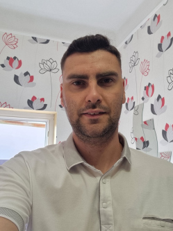 Szabolcs, 31 �ves t�rskeres� f�rfi, �ll�