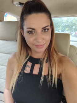 Barbi, 32 �ves t�rskeres� n�, Duna�jv�ros