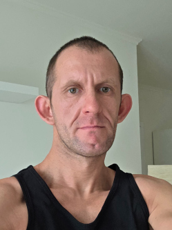 Tomi, 38 �ves t�rskeres� f�rfi, Vecs�s