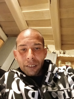 Gyula, 34 �ves t�rskeres� f�rfi, Mih�lyh�za