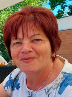 Anna, 62 �ves t�rskeres� n�, Kis�jsz�ll�s