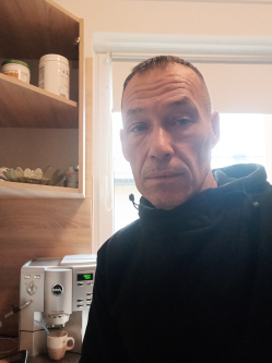 Robi, 54 �ves t�rskeres� f�rfi, Orosh�za