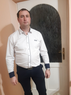 Zsolti, 44 �ves t�rskeres� f�rfi, �tt�m�s