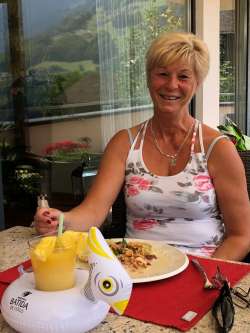 Gy�ngyi, 68 �ves t�rskeres� n�, Sikl�s