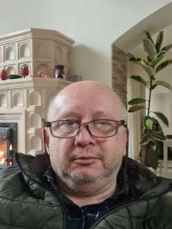 B�la, 50 �ves t�rskeres� f�rfi, Izs�k