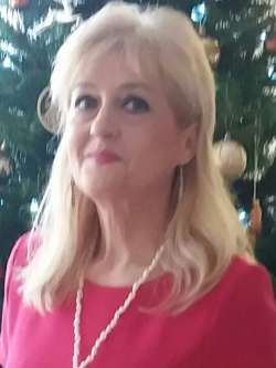 Emese, 60 �ves t�rskeres� n�, Salg�tarj�n