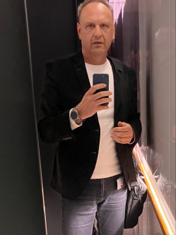 G�bor, 64 �ves t�rskeres� f�rfi, Sz�kesfeh�rv�r
