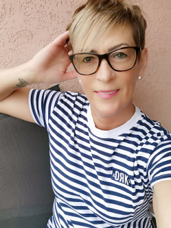 Szilvia, 57 �ves t�rskeres� n�, P�pa