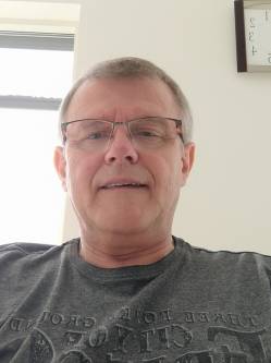 Sanyi, 69 �ves t�rskeres� f�rfi, Gy�r