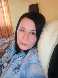 Betti, 40 �ves t�rskeres� n�, Paks