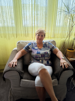 Iza, 65 �ves t�rskeres� n�, Pereszteg