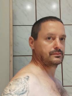 Zolt�n, 52 �ves t�rskeres� f�rfi, Tata