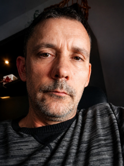 Tomi, 51 �ves t�rskeres� f�rfi, Dorog