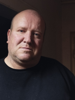 Csaba, 50 �ves t�rskeres� f�rfi, �zd